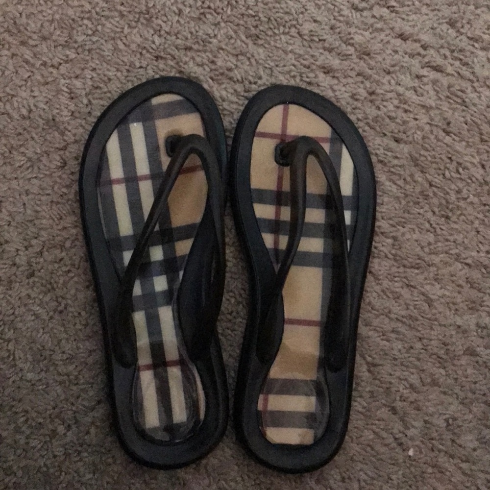 Size 7 Burberry flip flop sandals